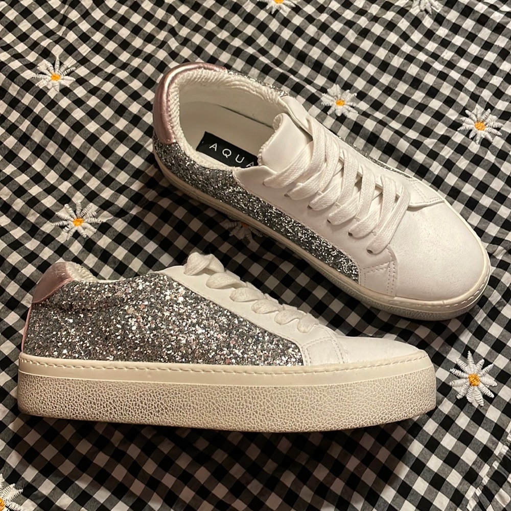 Aqua by Bloomingdale’s Play Distressed Glitter Platform Sneakers size 7